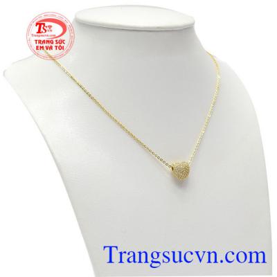 Bộ dây chuyền charm trái tim được gắn đá đẹp lấp lánh, đang là xu hướng được các bạn nữ yêu thích