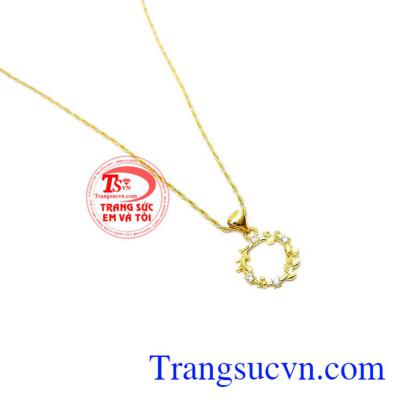Bộ trang sức gồm mặt dây và dây chuyền