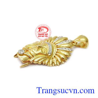 Các chi tiết được kết hợp với nhau tạo nên mặt dây phong cách, nổi bật cho phái mạnh.