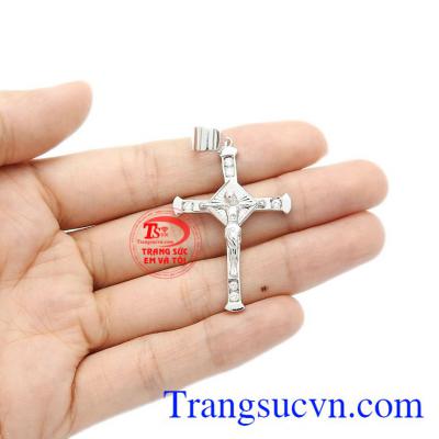 Mặt dây kết hợp cùng dây chuyền tạo điểm nhấn và ấn tượng cho người nhìn.