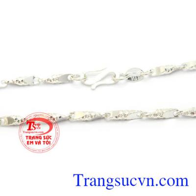 Dây chuyền bạc được nam giới sử dụng khá phổ biến để thể hiện cá tính và làm tăng thêm sức hút cho phái mạnh