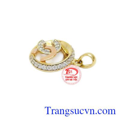 Sự kết hợp hài hòa giữa vàng màu, vàng hồng và đá Cz giúp mặt dây càng thêm nổi bật.