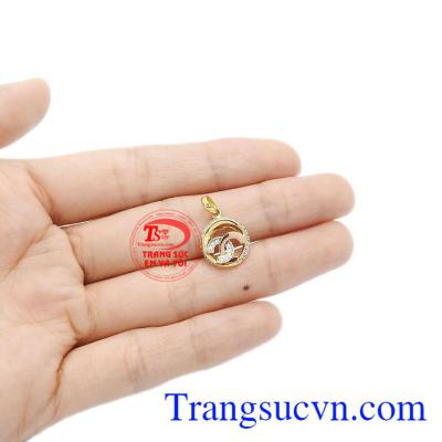 Mặt dây trẻ trung, thích hợp với nhiều độ tuổi.