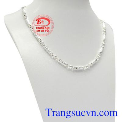 Thích hợp với các bé trai hiếu động với thiết kế củcác mắt xích sẽ không làm sản phẩm bị cuốn vào nhau