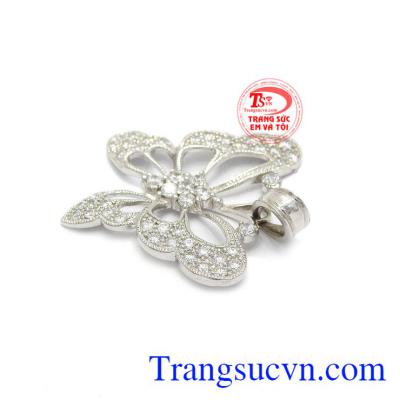 Sản phẩm kết hợp vàng trắng và đá Cz giúp mặt dây càng thêm lấp lánh hơn, thu hút mọi ánh nhìn. 