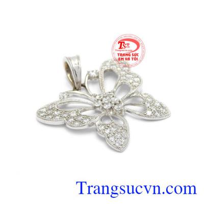 Mặt dây hồ điệp quyến rũ được thiết kế vô cùng tinh xảo, đẹp mắt.