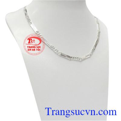 Không chỉ là sản phẩm trang sức mà dây chuyền bạc còn giúp các bé đeo tránh gió, bảo vệ sức khỏe cho bé