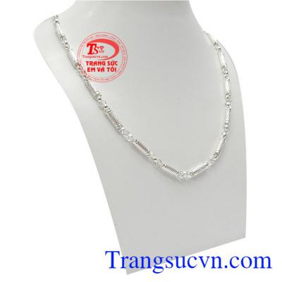 Sản phẩm được thiết kế sang trọng, mẫu mã hợp thời trang, dễ dàng kết hợp cùng mặt dây chuyền, phù hợp với các loại trang phục