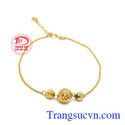 Lắc tay vàng xinh xắn 18k là sản phẩm dây chuyền nữ vàng trắng được thiết kế đẹp với charm bi vàng xinh xắn, tôn lên vẻ đẹp phái đẹp