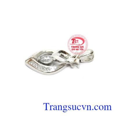 Mặt dây chuyền nữ vàng quý phái dễ kết hợp cùng nhiều kiểu dây chuyền vàng