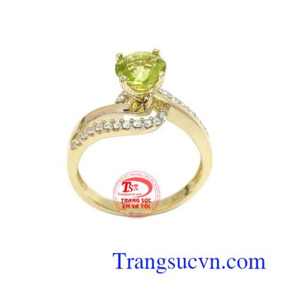 Nhẫn nữ Peridot 10k hưng thịnh có thể làm bình ổn tâm trạng, tránh sự cáu giận, nó cũng có ích trong việc xua tan cảm xúc không tích cực