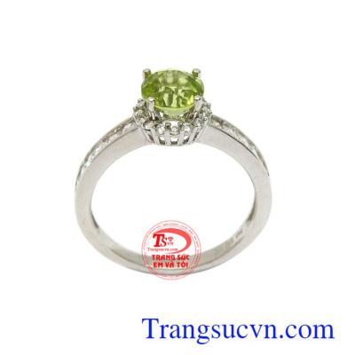 Nhẫn nữ Peridot 10k an nhiên thể tăng lòng tự tin và sự quyết đoán, cân bằng sự kiên nhẫn và làm thông suốt suy nghĩ, được biết là một loại đá dành cho sự hưng thịnh và hạnh phúc
