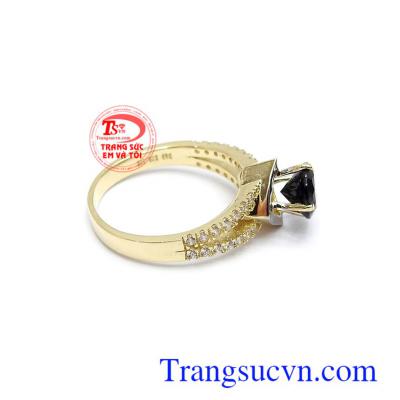 Đá Sapphire có tác dụng mang lại cảm giác êm đềm và tập trung tâm trí, giảm sự mệ mỏi, căng thẳng, giúp tinh thần thoải mái và loại bỏ được những suy nghĩ tiêu cực cho người đeo