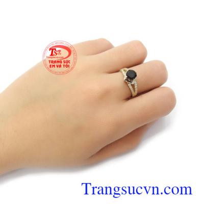 Sapphire là viên đá biểu tượng của tình yêu, hôn nhân bền vững, sự giàu có và lòng chung thủy