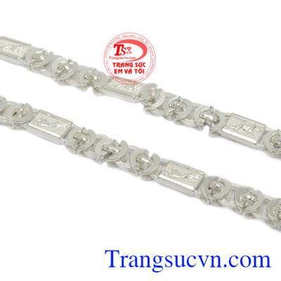 Dây chuyền bạc chanel có thể kết hợp với nhiều loại trang phục.