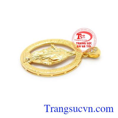 Mặt dây đức mẹ ban ơn phù hợp với những người theo đạo công giáo, có đức tin vào đức mẹ bạn ơn