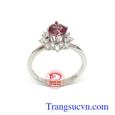 Nhẫn nữ Granat tài lộc được biết đến là loại đá quý mang năng lượng giúp người dùng được đầy đủ, giàu có