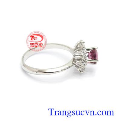 Nhẫn nữ Granat tài lộc thích hợp với người mệnh thổ và mệnh hỏa