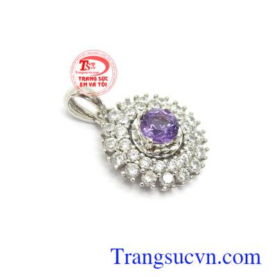 Mặt dây thạch anh tím cát khí thể hiện cho sự huyền bí, sáng tạo, thì trong tình yêu màu tím biểu trưng cho sự nhẹ nhàng, tinh tế và chung thủy