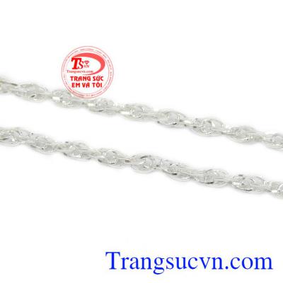 Dây chuyền trẻ em chất lượng có thể kết hợp với nhiều loại quần áo.