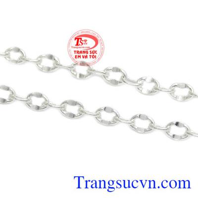 Dây chuyền bạc trẻ em độc đáo có thể kết hợp với nhiều kiểu quần áo.