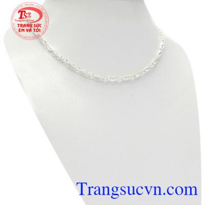 là sản phẩm được chế tác từ bạc 92.5 tinh tế, mắt xích được thiết kế tinh xảo,