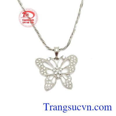 Sự kết hợp vàng trắng và đá Cz giúp sản phẩm thêm phần lấp lánh và thu hút ánh nhìn.