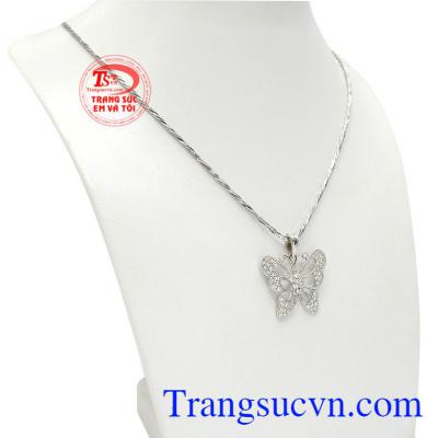 Bộ trang sức hồ điệp quyến rũ được thiết kế vô cùng độc đáo và tinh tế.