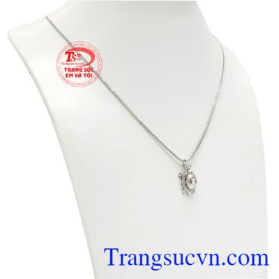 Bộ trang sức kim quy tài lộc được chế tác từ vàng trắng 18k bền đẹp và sáng bóng.