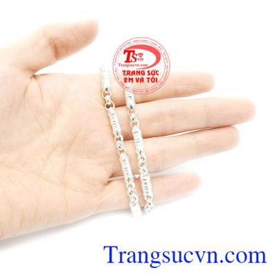 Có thể kết hợp thêm các mặt dây để tạo điểm nhấn và sự độc đáo