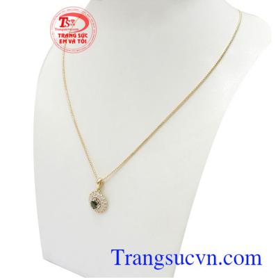Sapphire là viên đá của tình yêu, tri thức và sự toàn vẹn vì vậy đeo Sapphire bên mình sẽ mang lại nhiều may mắn, thành công và hạnh phúc cho mỗi người