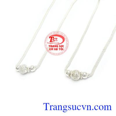 Trang sức bạc được dùng khá phổ biến cho các bé để khử tác động xấu từ môi trường