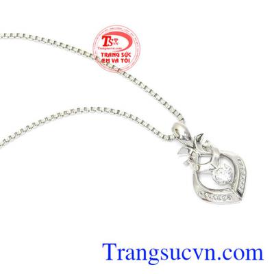 Mặt dây nữ vàng trắng đẹp là sản phẩm mặt dây nữ đẹp, dễ dàng kết hợp với các loại dây chuyền