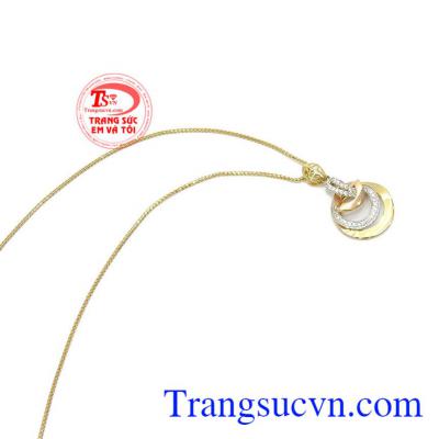 Mặt dây chuyền nữ sang trọng 18k là món quà thiết thực dành tặng chị em phụ nữ