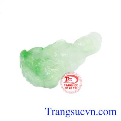 Theo phong thủy ngọc cẩm thạch mang lại may mắn xua đuổi tà khí cho người sử dụng, phật quan âm biểu tượng cho sự từ bi và nhân ái