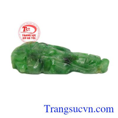 Mặt cẩm thạch Quan Âm may mắn được dùng làm quà tặng cho người thân, bạn bè.