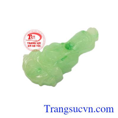 Người ta tin rằng khi đeo mặt Quan Âm sẽ giúp cho tâm sẽ thinh tịnh hơn, và mang lại may mắn về sức khỏe.