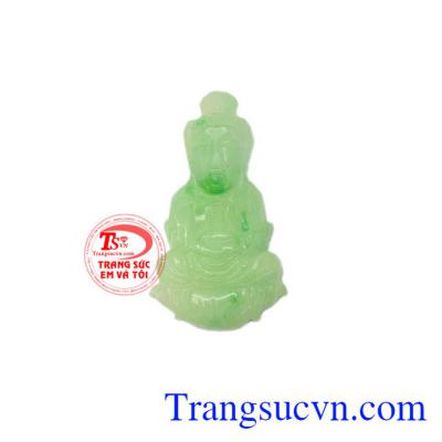 Mặt Quan Âm bác ái là sản phẩm được chế tác từ ngọc cẩm thạch thiên nhiên,