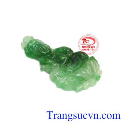 Phật bà cẩm thạch thiên nhiên được chạm khắc tinh tế và sắc nét.