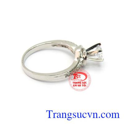 Với thiết kế ổ nhẫn nhô cao cùng một viên đá CZ sáng lấp lánh làm tăng sức hút cho sản phẩm