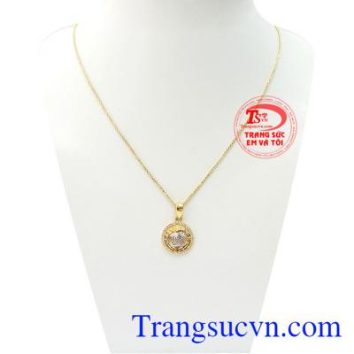 Bộ dây chuyền Chanel sang trọng là sản phẩm được chế tác tinh tế với các đường nét tinh xảo
