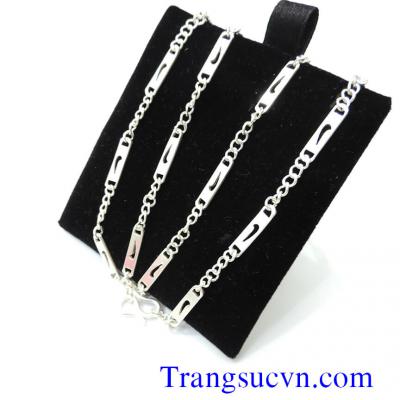 Tuy thuộc nhóm kim loại nặng (cùng với chì, thủy ngân, cadmium và vàng), nhưng không giống bất kỳ “người anh em” nào của mình, bạc (Ag) không chứa độc tố gây hại đối với người và độc vật. Nhờ vào tính dễ uốn, tính dẫn truyền và tiêu diệt mầm bệnh