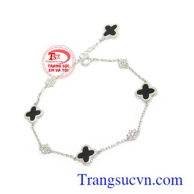 Lắc tay vàng trắng Korea quý phái thiết kế hình cỏ bốn lá độc đáo mang lại nét thời trang, phong cách và đẳng cấp phái đẹp