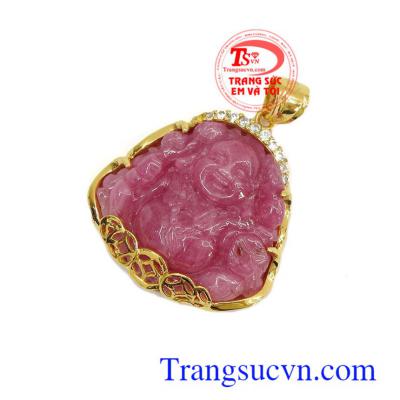 Đá ruby được chạm khắc tỉ mỉ đảm bảo tính thẩm mỹ và hợp phong thủy, Mặt phật di lặc ruby vàng 18k