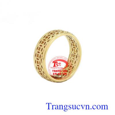 Nhẫn kim tiền vàng tây đẹp với các đồng tiền vàng nối tiếp với nhau không có điểm đầu và điểm cuối tượng trưng cho phú quý liên miên không có điểm dừng, mang lại nhiều may mắn cho cả năm