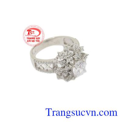 Sản phẩm thể hiện nét quý phái, kiêu sa cho người đeo.