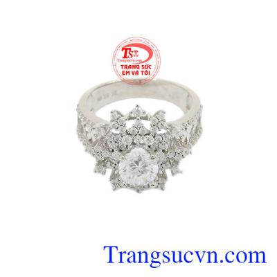 Nhẫn vàng trắng korea sang trọng được thiết kế tinh tế, sang trọng, lộng lẫy.