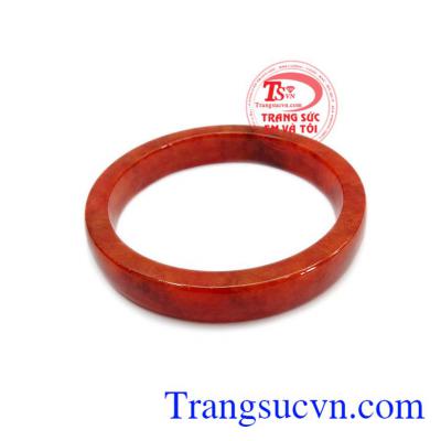 Ngọc cẩm thạch chứa đựng mọi tinh hoa, nguyên khí đất trời nên nó được coi là vật mang lại vận khí tốt cho người sử dụng