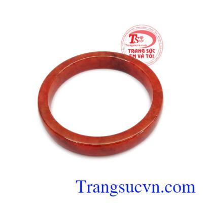 Vòng cẩm thạch huyết hoàng gia được chế tác từ ngọc cẩm thạch mang đầy năng lượng của trời đất