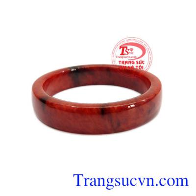 Ngọc cẩm thạch được coi là loại đá mang nhiều năng lượng giúp khí vận của người sử dụng tăng lên, đồng thời xua đuổi tà ma, những điều xui xẻo